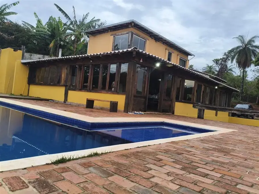 Fachada e piscina da Clínica Paz e Equilíbrio, em Sabará - MG